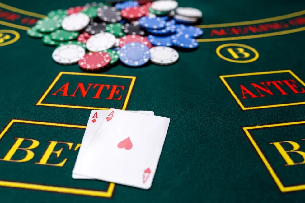 re-poker-chips-table-casino-980x653.webp